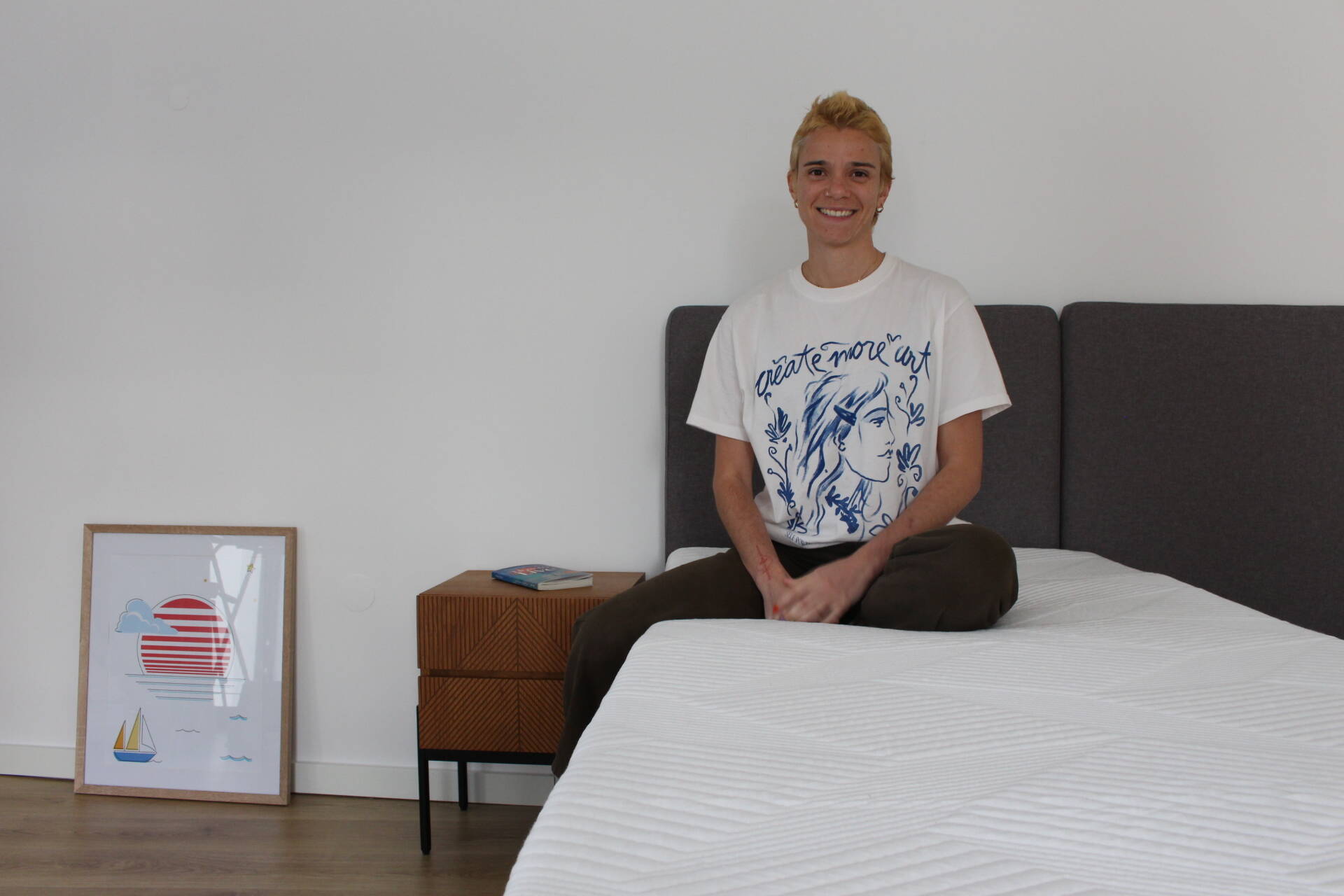 Constanza sitzt auf Mlily Topper